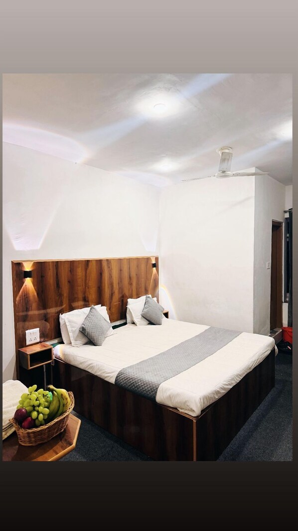 Quarto casal luxo, sacada, vista para a montanha | Ferros/tábuas de passar roupa, Wi-Fi de cortesia