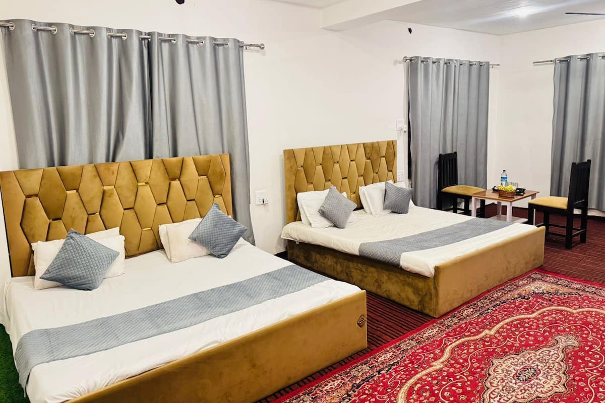 Quarto quádruplo luxo, vista para a montanha | Ferros/tábuas de passar roupa, Wi-Fi de cortesia