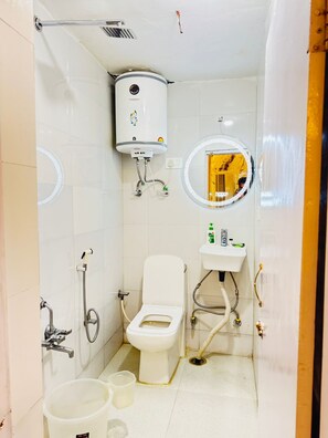 Chinelos, sabonete, shampoo, papel higiênico