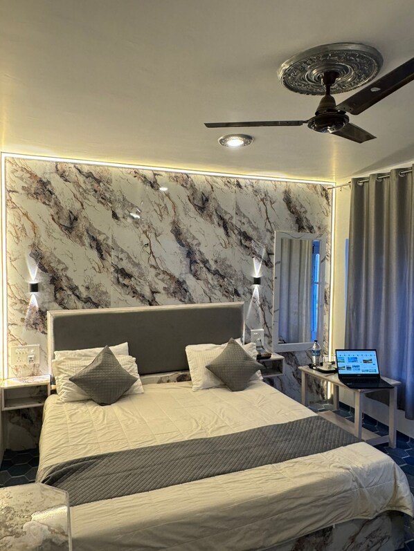 Kamar Double Deluks, balkon, pemandangan gunung | Setrika/meja setrika dan Wi-Fi gratis