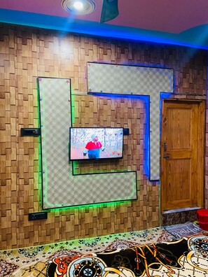 Quarto casal luxo, sacada, vista para a montanha | Ferros/tábuas de passar roupa, Wi-Fi de cortesia