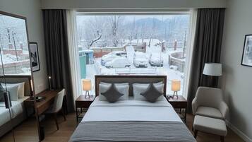 Deluxe Double Room, Balcony, Mountain View | Iron/ironing board, free WiFi