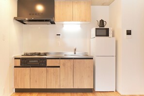 Kühlschrank, Mikrowelle, Herdplatte, Kochgeschirr/Geschirr/Besteck