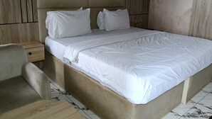 Desk, laptop workspace, WiFi (free) - Empayer Hotel & Suites  (Agbor)