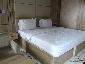 Desk, laptop workspace, free WiFi - Empayer Hotel & Suites  (Agbor)