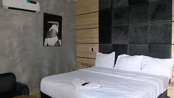 Studio dành cho gia đình, ban công, quang cảnh thành phố | Bàn, khu vực làm việc phù hợp cho laptop