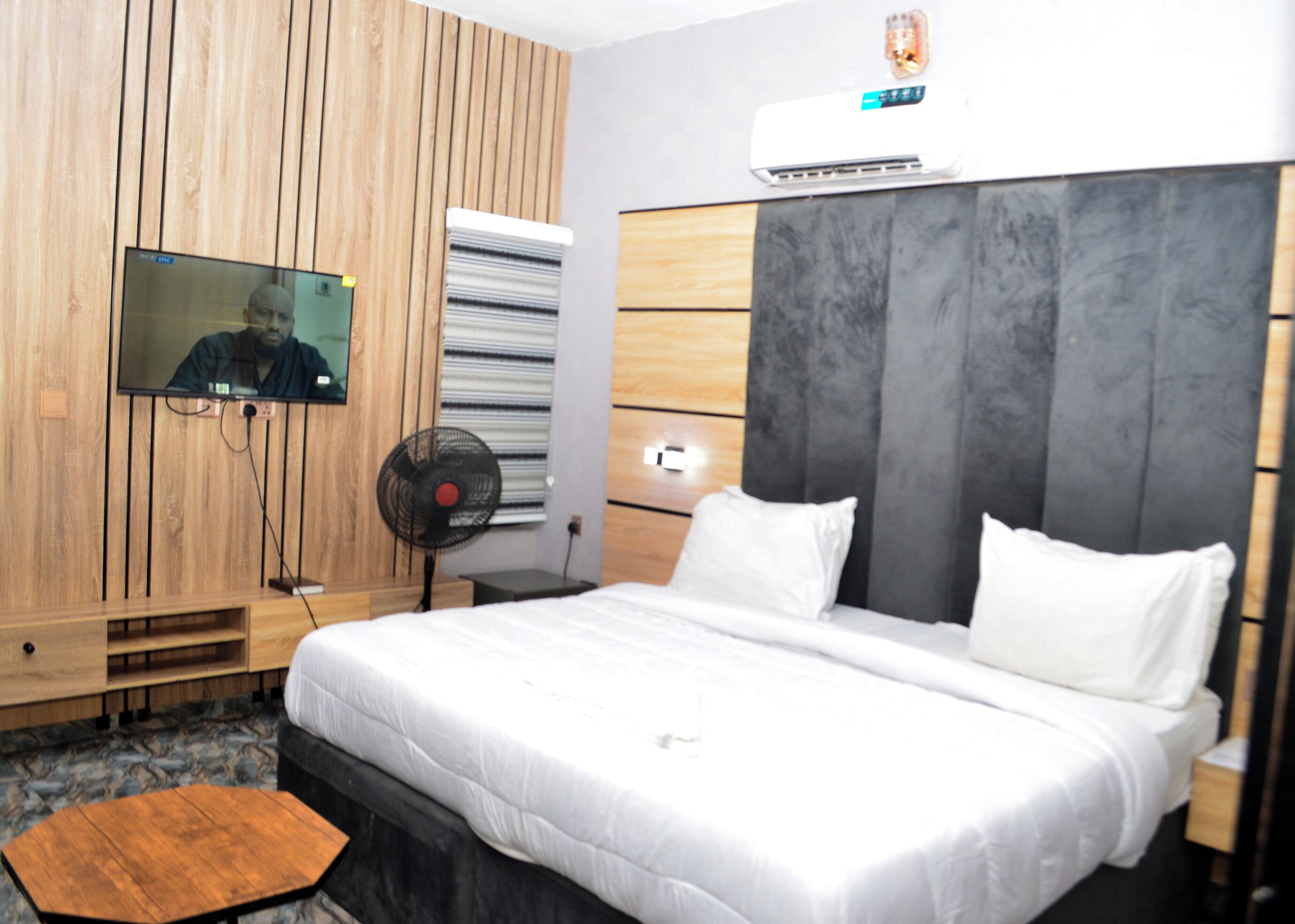 Escritorio, espacio para trabajar con laptop y wifi gratis 