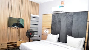 Desk, laptop workspace, WiFi (free) - Empayer Hotel & Suites  (Agbor)