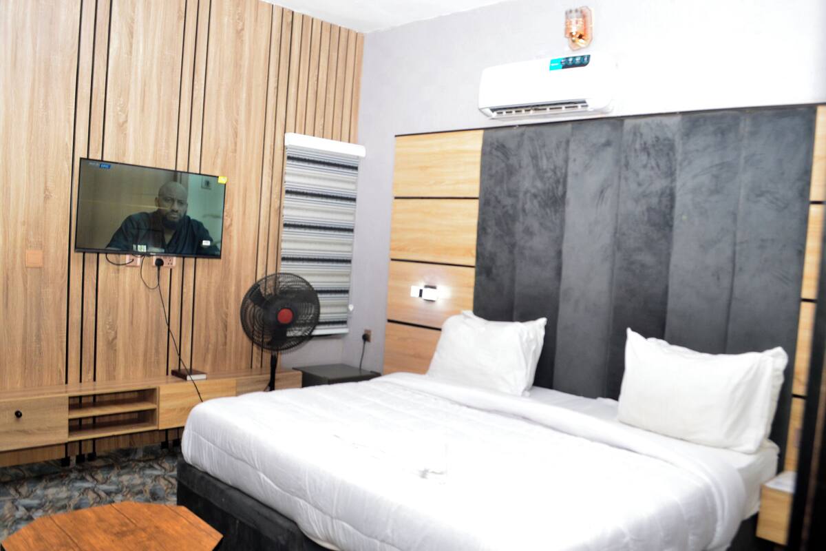 Desk, laptop workspace, free WiFi