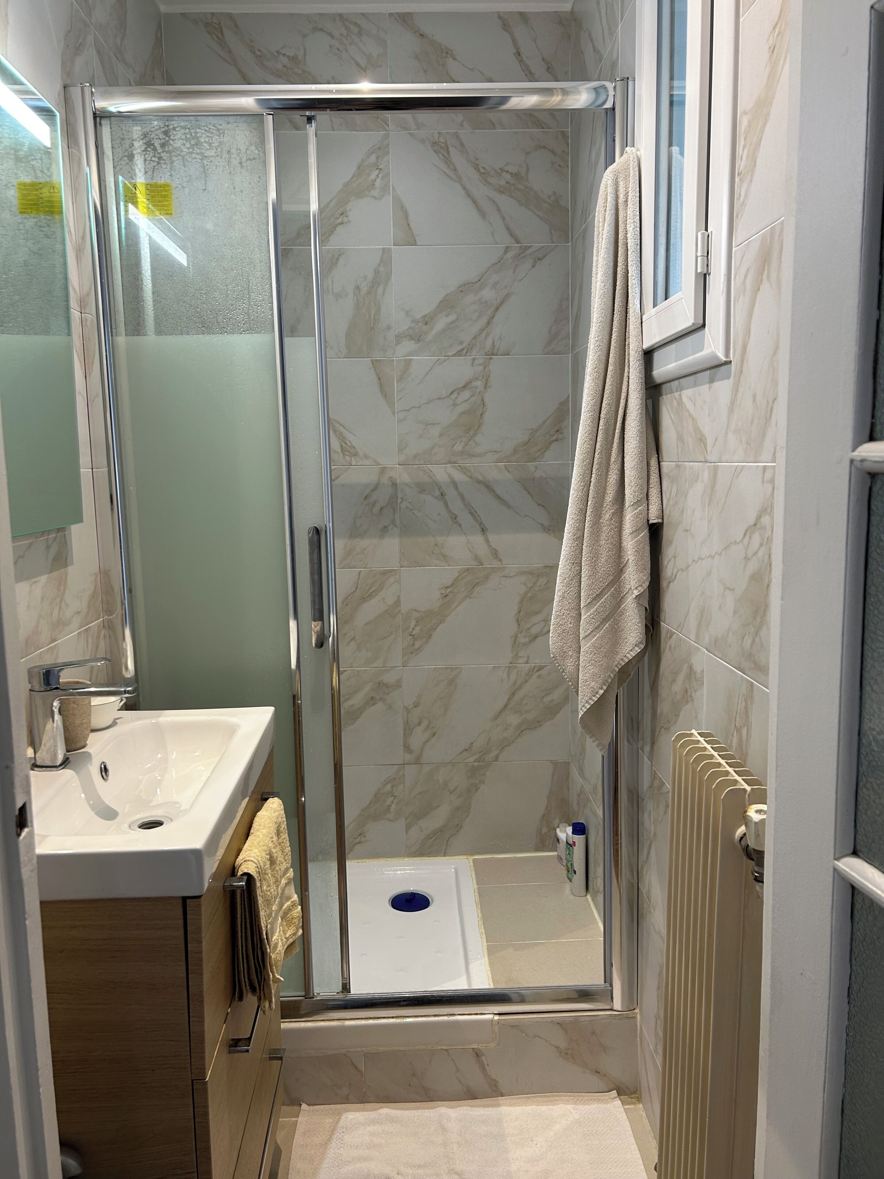 Doccia, asciugacapelli, asciugamani, sapone