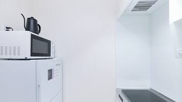 Kühlschrank, Mikrowelle, Herdplatte, Kochgeschirr/Geschirr/Besteck