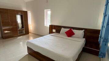 Escritorio, espacio para trabajar con laptop y wifi gratis