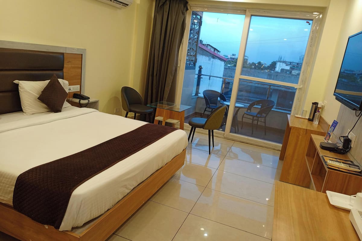 Deluxe Double Room, City View | Desk, laptop workspace, free WiFi