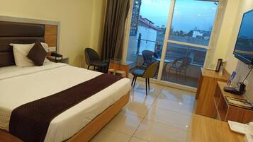 Quarto casal luxo, vista para a cidade | Escrivaninha, espaço de trabalho para notebook, Wi-Fi de cortesia