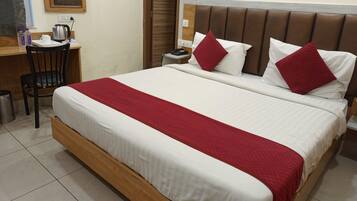 Escritorio, espacio para trabajar con laptop y wifi gratis