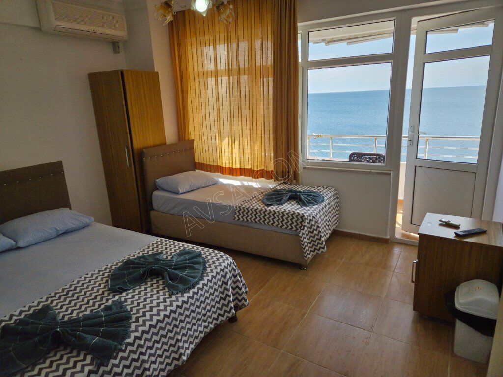 Escritorio, wifi gratis y ropa de cama 