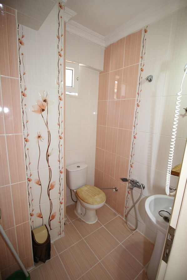 Ein Badezimmer mit Toilette, Waschbecken und Dusche.