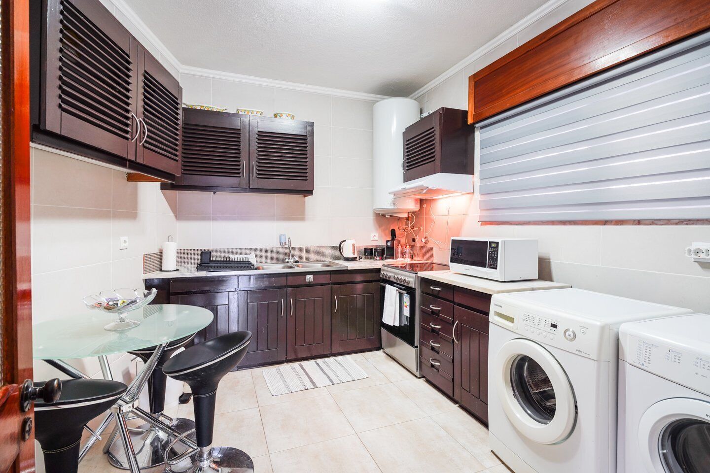 Fridge, microwave, oven, coffee/tea maker