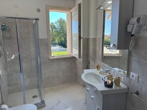 Shower, hair dryer, bidet - Villa in Altopascio with 6 bedrooms sleeps 18 (Altopascio)