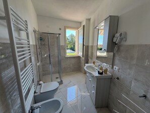 Regadera, secadora de cabello, bidet 