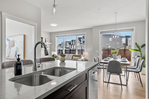 5BR Home2 Kitchens•Double Garage•Close to Banff