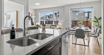 5BR Home2 Kitchens•Double Garage•Close to Banff