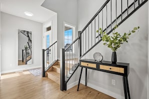 Interior - 5BR Home2 Kitchens•Double Garage•Close to Banff (Calgary)