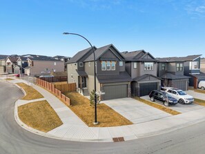 Exterior - 5BR Home2 Kitchens•Double Garage•Close to Banff (Calgary)
