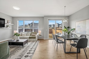 TV - 5BR Home2 Kitchens•Double Garage•Close to Banff (Calgary)