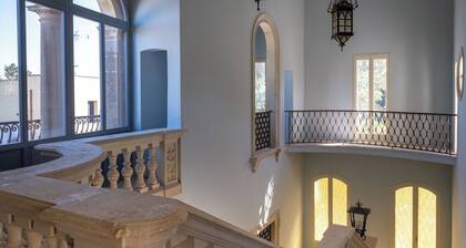 Stunning private villa for 18 people with WIFI, A/C, private pool and TV, close to Otranto