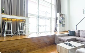 غرفة علوية - سريران كبيران - لغير المدخنين - بمطبخ مصغر | منطقة المعيشة