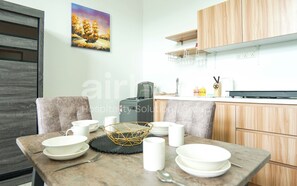 غرفة علوية - سريران كبيران - لغير المدخنين - بمطبخ مصغر | تناول الطعام داخل الغرفة