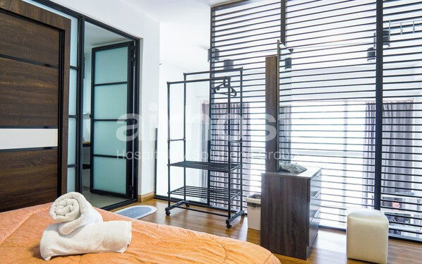 غرفة علوية - سريران كبيران - لغير المدخنين - بمطبخ مصغر | مكواة/لوح كي وواي فاي مجانًا