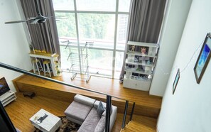 Loftsrom, 2 queensize-senger, ikke-røyk, tekjøkken | Oppholdsområde