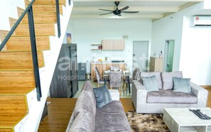 Loftsrom, 2 queensize-senger, ikke-røyk, tekjøkken | Oppholdsområde