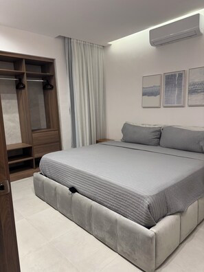 Een strijkplank/strijkijzer, wifi, beddengoed