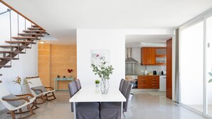 Een moderne keuken met houten kastjes, een wit aanrecht en een ingebouwde kookplaat.