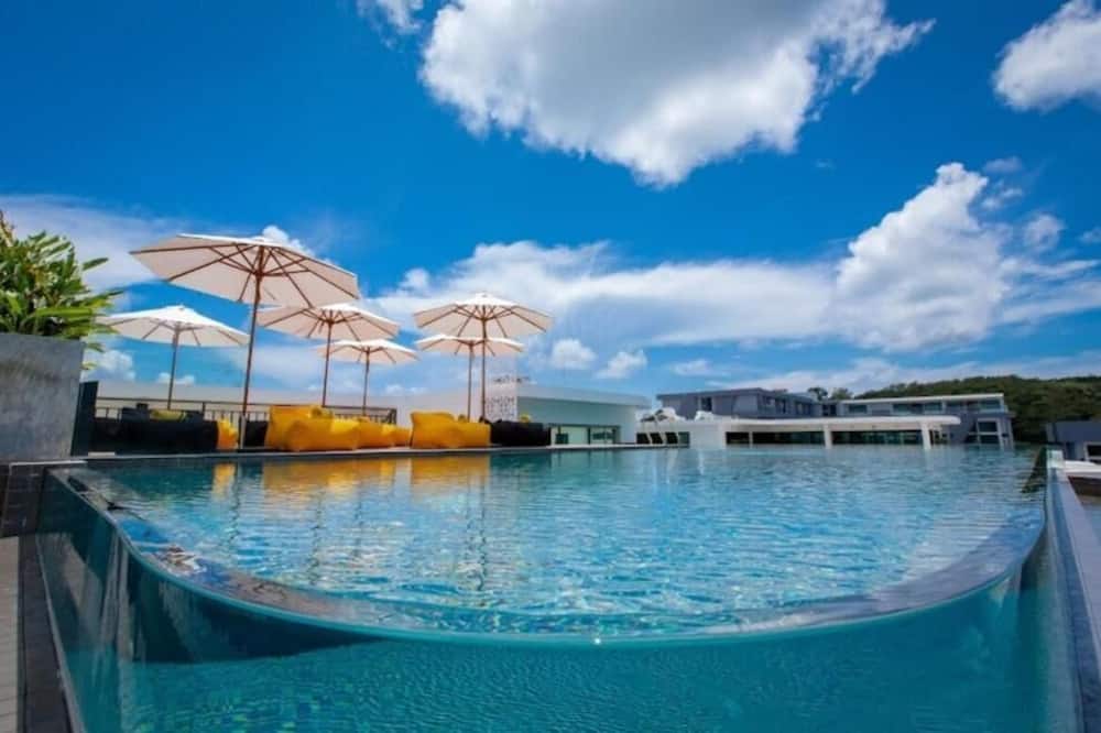 1BR Loft Pool Gym Walk to Naiharn C181