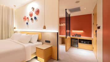 Lifestyle Premiere King Bed | Meja kerja, ruang kerja ramah laptop, dan setrika/meja setrika