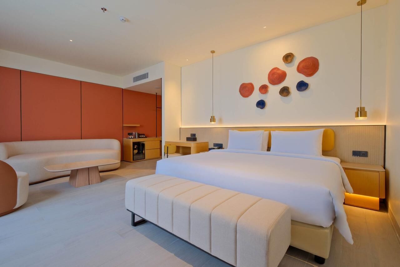 Premier Room | Minibar, desk, laptop workspace, soundproofing