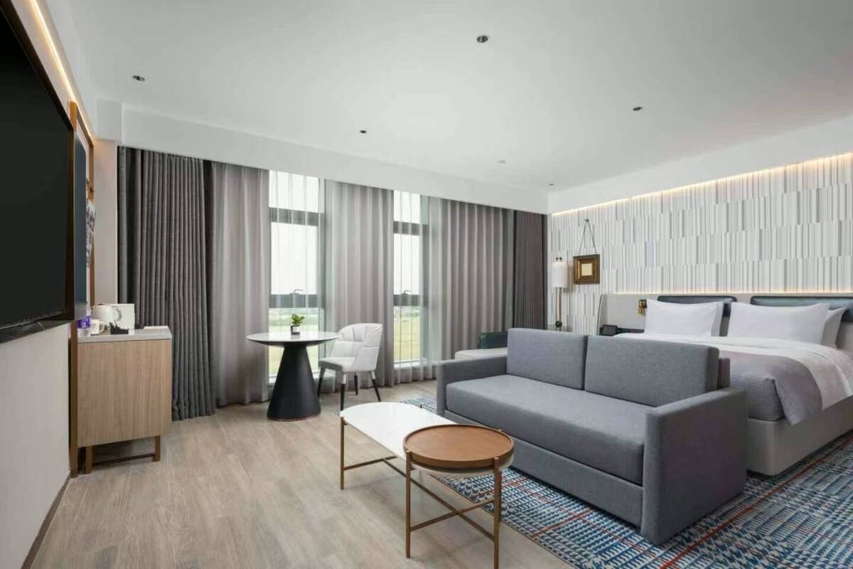 Premier Single Room | Laptop workspace, blackout drapes, free WiFi