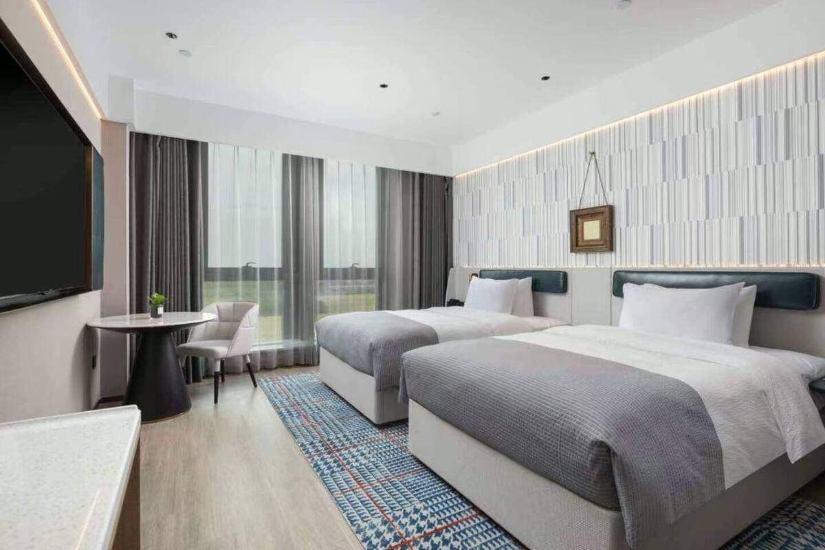 Standard Twin Room | Laptop workspace, blackout drapes, free WiFi