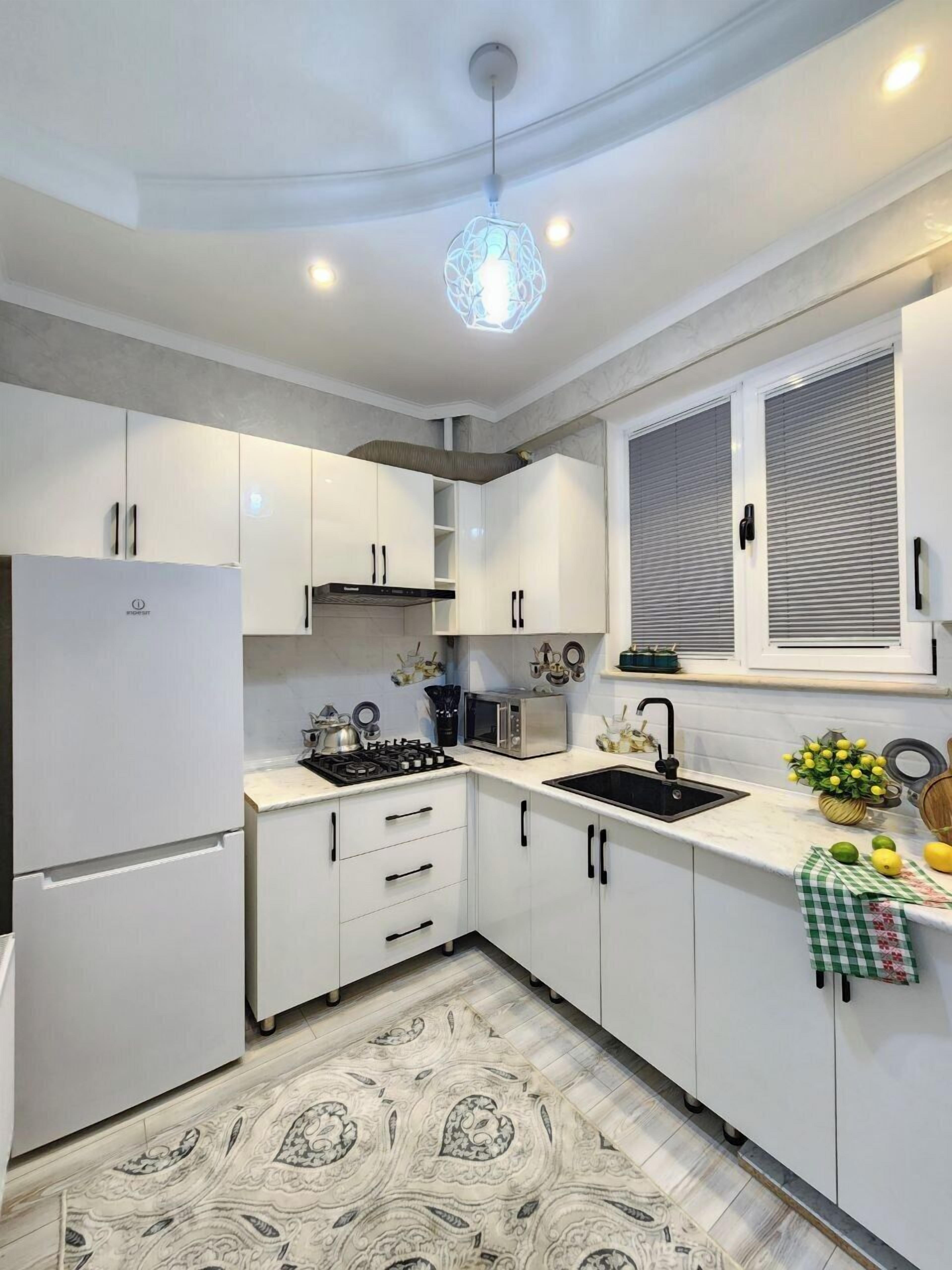 Apartemen Comfort, balkon, pemandangan halaman | Dapur pribadi | Lemari es, microwave, kompor, dan ketel listrik