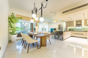 Dining - Full Yacht Harbour and Marina Canal Views, Walking Distance to Tram Station and Beach (Dubai)