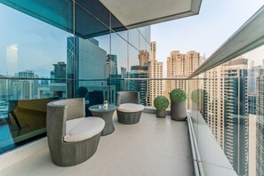 Property grounds - Full Yacht Harbour and Marina Canal Views, Walking Distance to Tram Station and Beach (Dubai)
