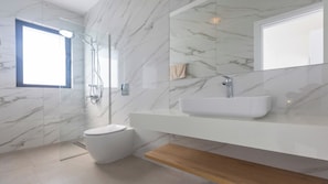 Dusche, Haartrockner, Handtücher, Seife