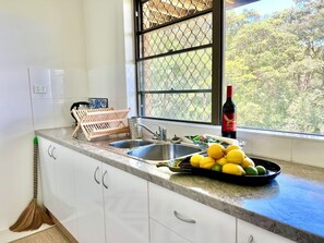 Private kitchen - Nambucca rainforest retreat. Secluded , Short walk to beach, river and cafes (Nambucca Heads)