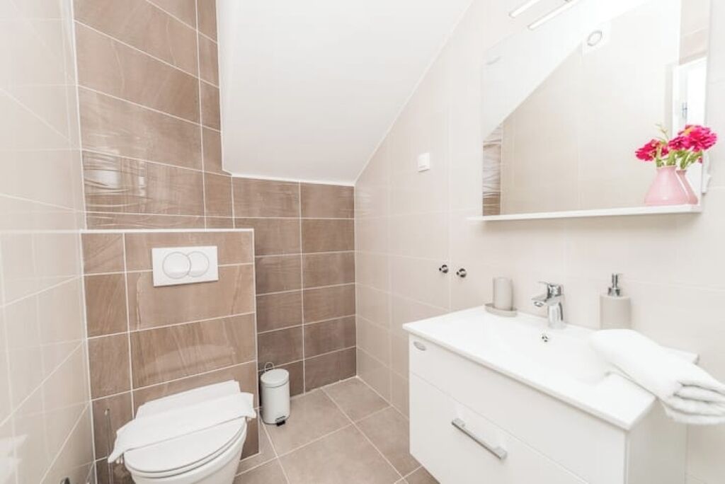 Douche, sèche-cheveux, serviettes fournies, savon