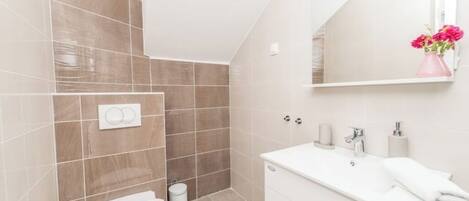 Douche, sĂšche-cheveux, serviettes fournies, savon