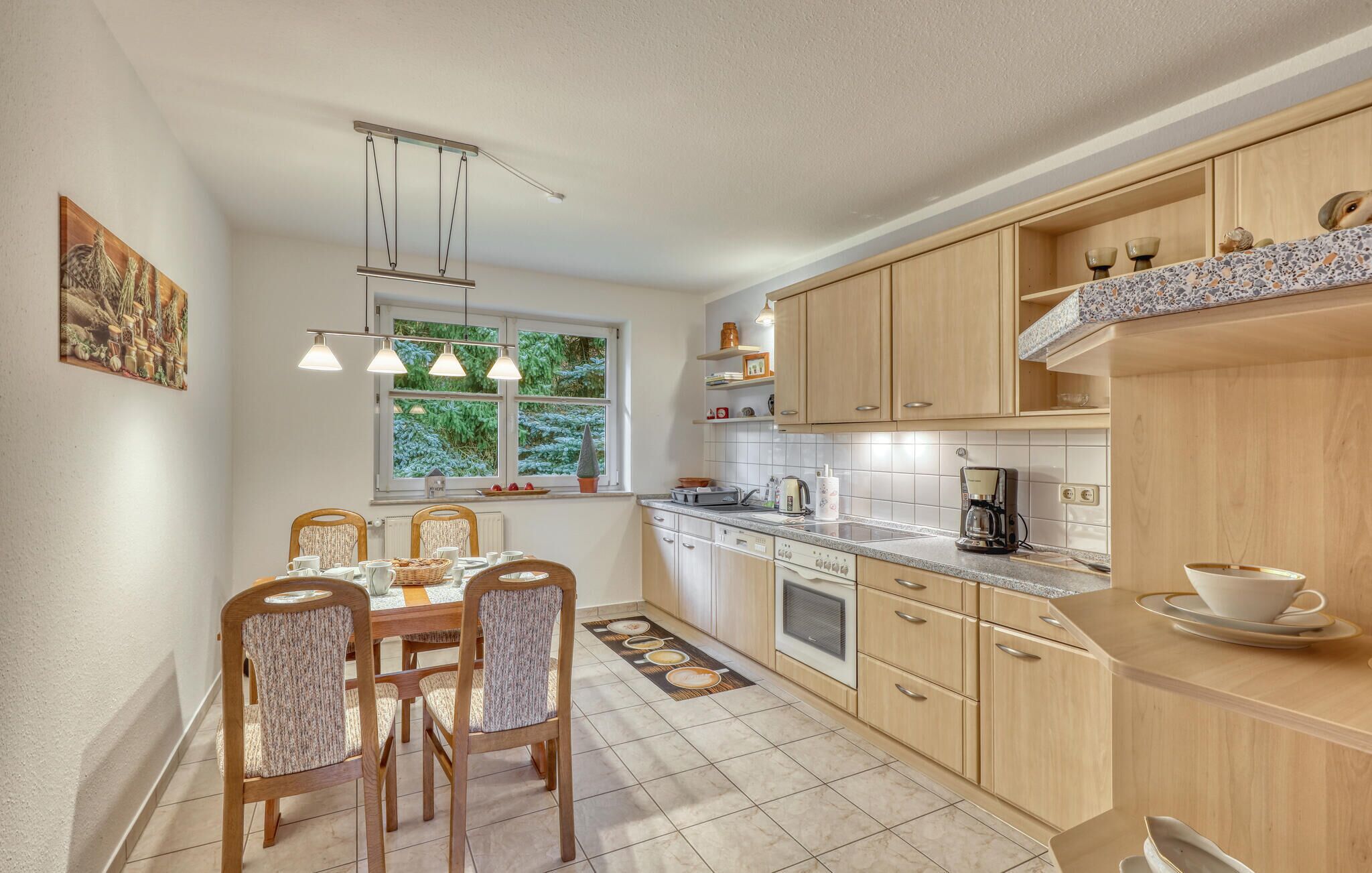 Kjøleskap, kokeplater, oppvaskmaskin og kaffetrakter/tekoker